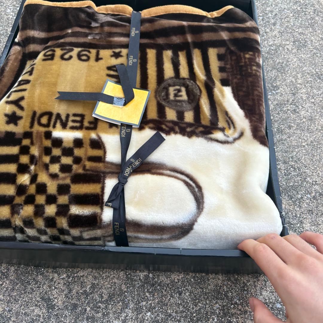 ひまわり　新品未使用 FENDI　フェンディニューマイヤーハーフ毛布