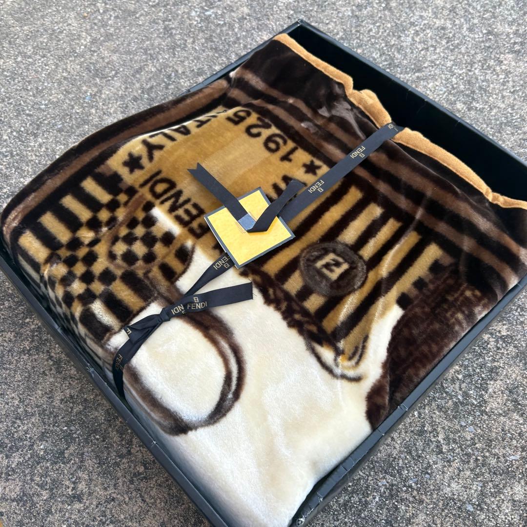 ひまわり　新品未使用 FENDI　フェンディニューマイヤーハーフ毛布