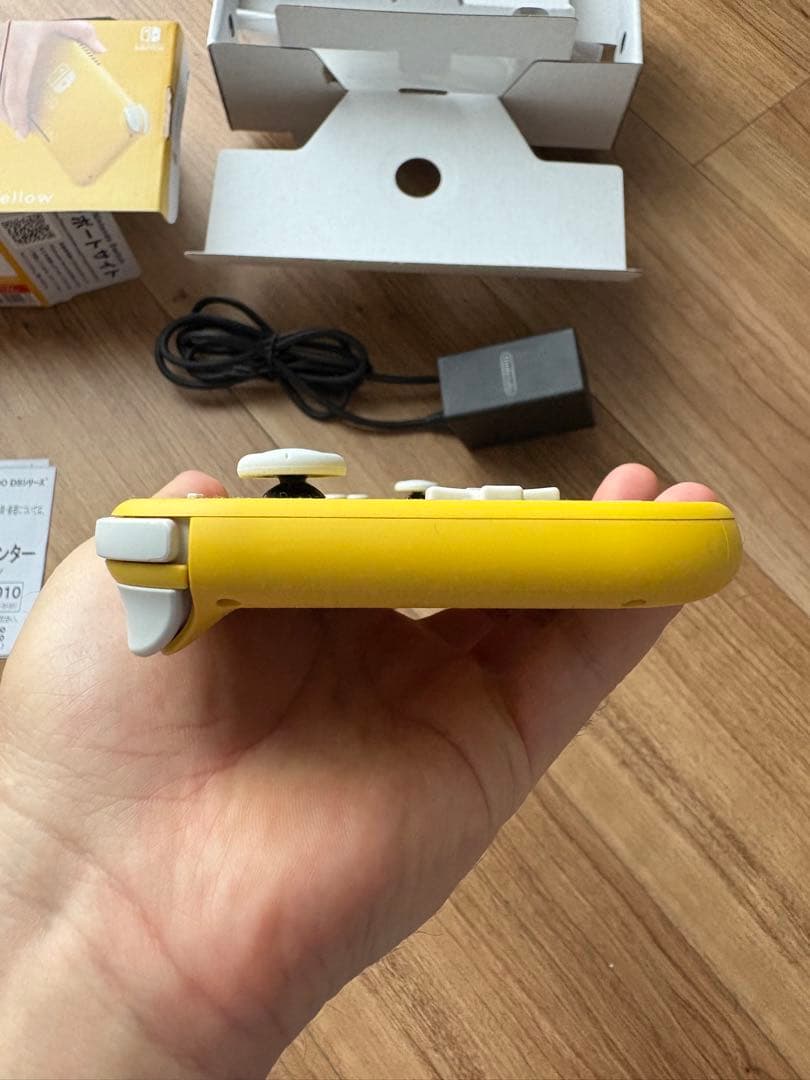ほぼ未使用のNintendo Switch Lite イエロー
