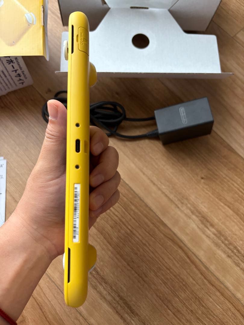 ほぼ未使用のNintendo Switch Lite イエロー