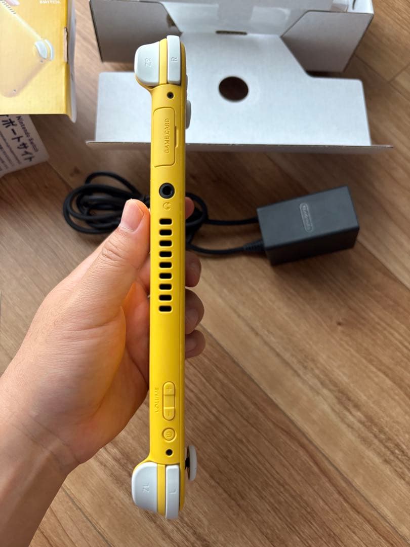 ほぼ未使用のNintendo Switch Lite イエロー