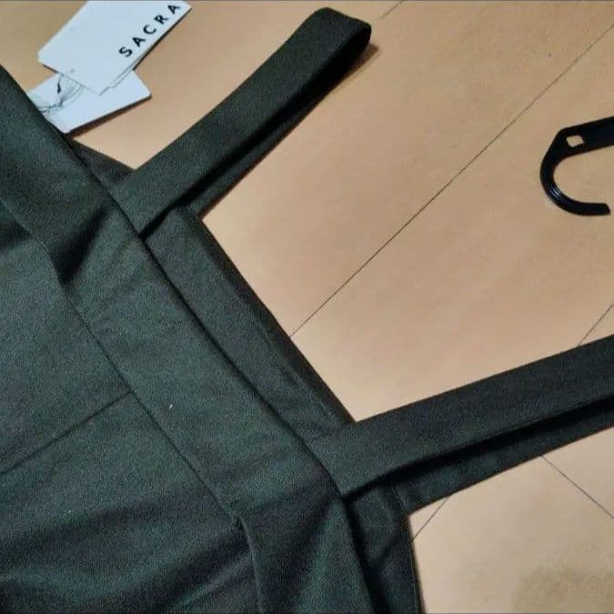 ティアラ タグ付新品未使用 ウールサロペット カーキ 定価62700円