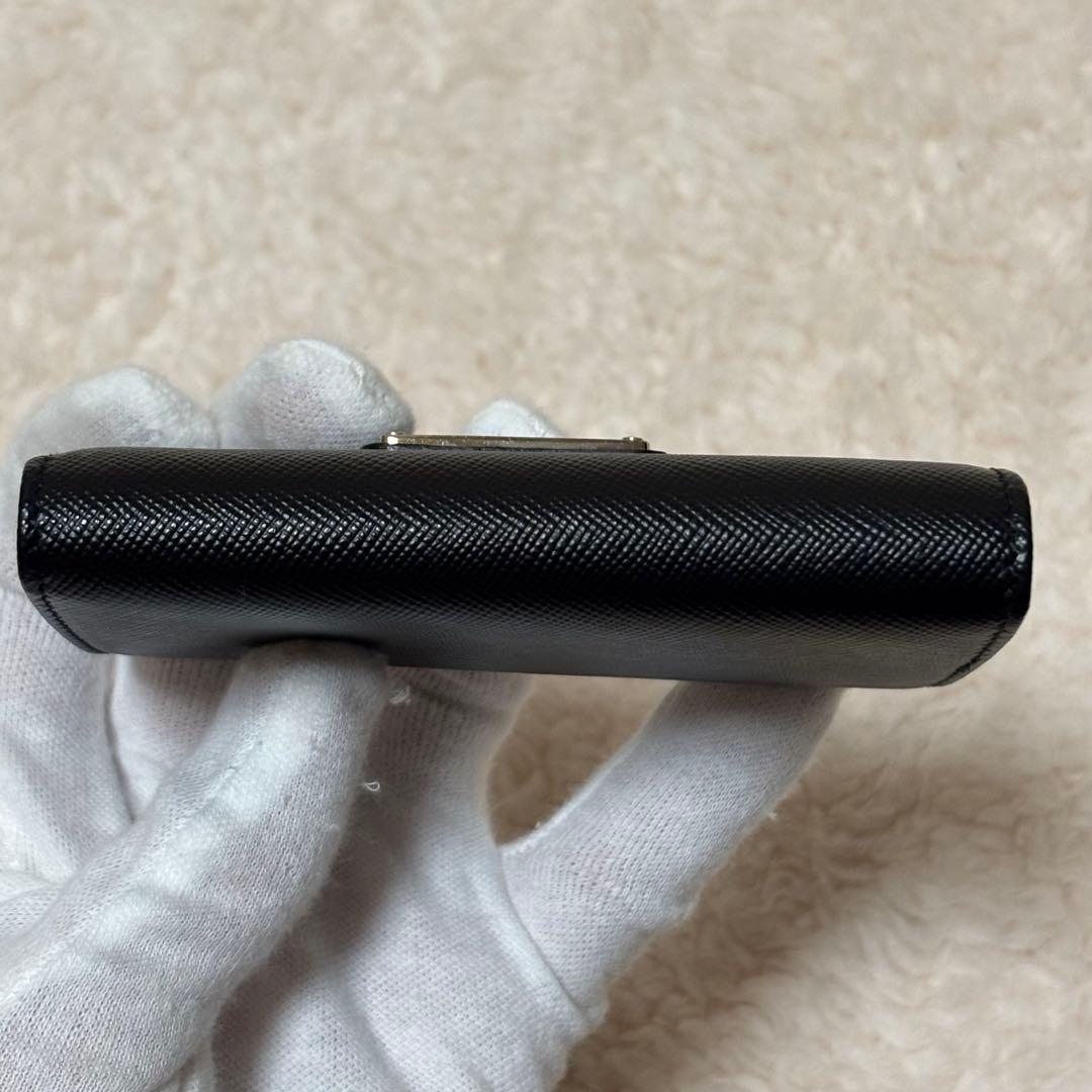 【極美品】プラダ PRADA 6連キーケース サフィアーノ 三角プレート 黒