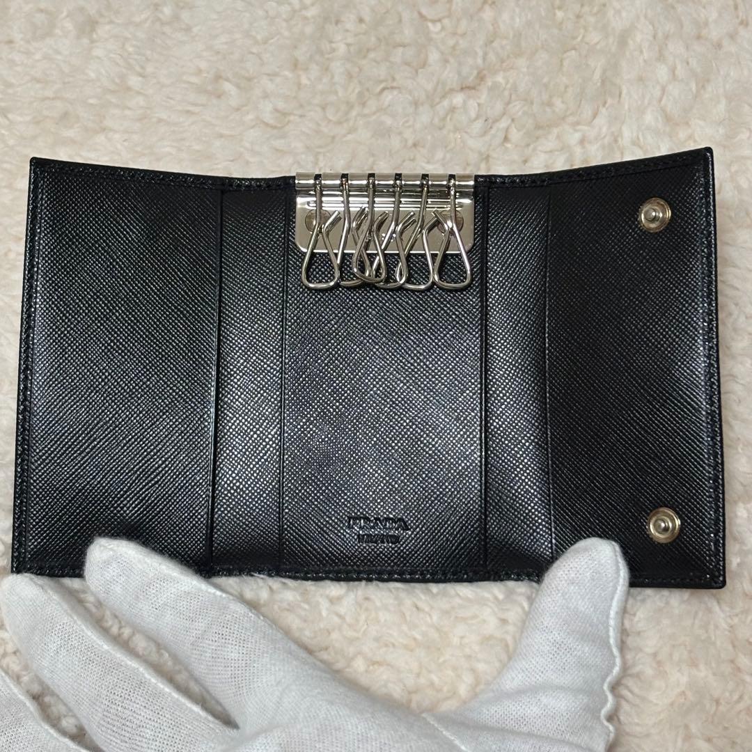 【極美品】プラダ PRADA 6連キーケース サフィアーノ 三角プレート 黒