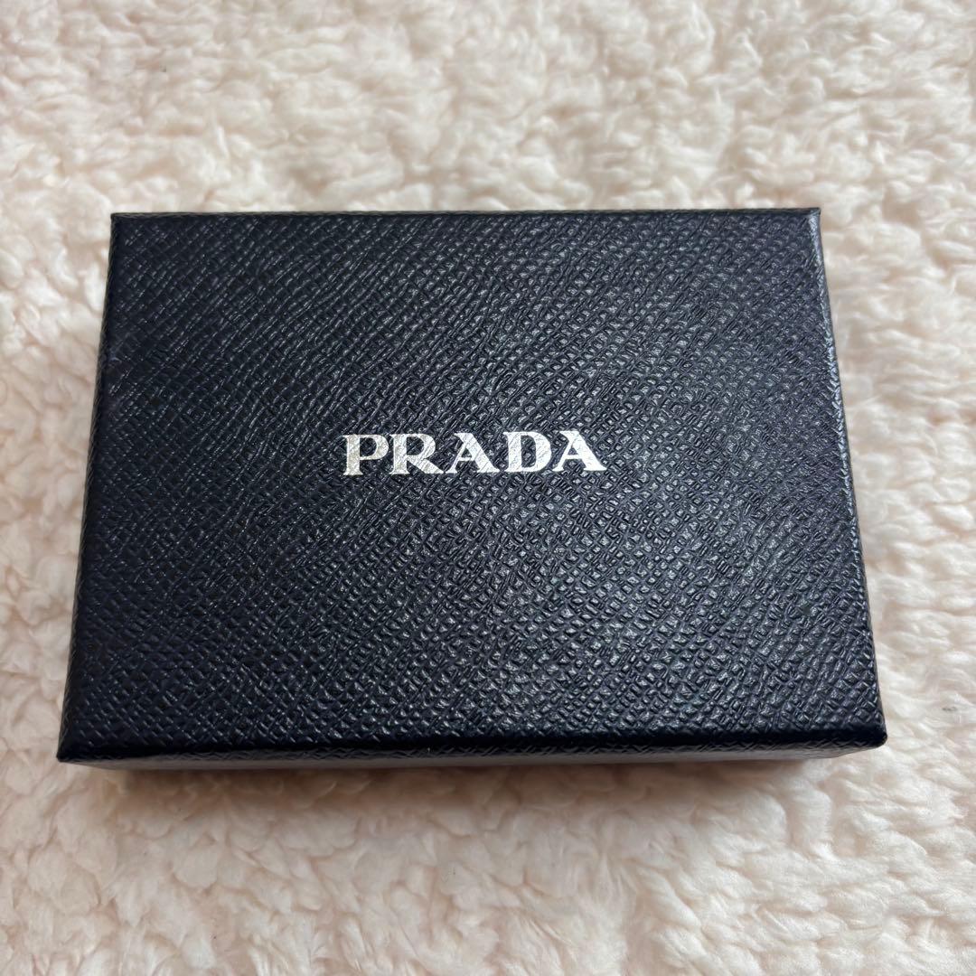 【極美品】プラダ PRADA 6連キーケース サフィアーノ 三角プレート 黒