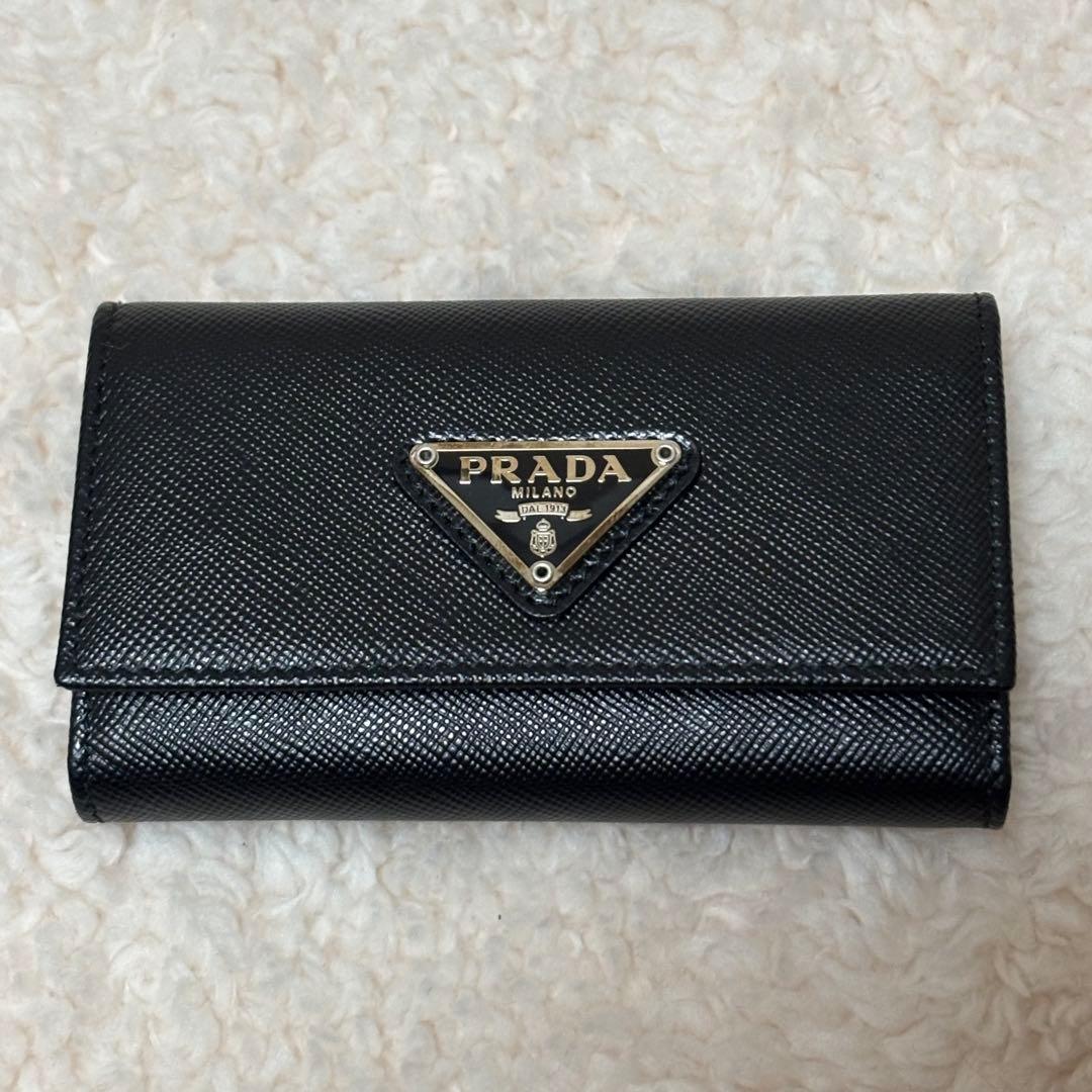 【極美品】プラダ PRADA 6連キーケース サフィアーノ 三角プレート 黒