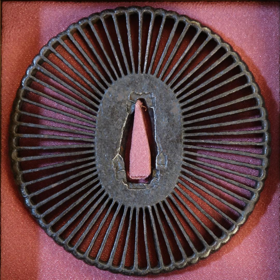 【 菊花透鐔 無銘 早乙女 】(鑑定書有) 鍔 鐔 刀装具 日本刀 武具 骨董