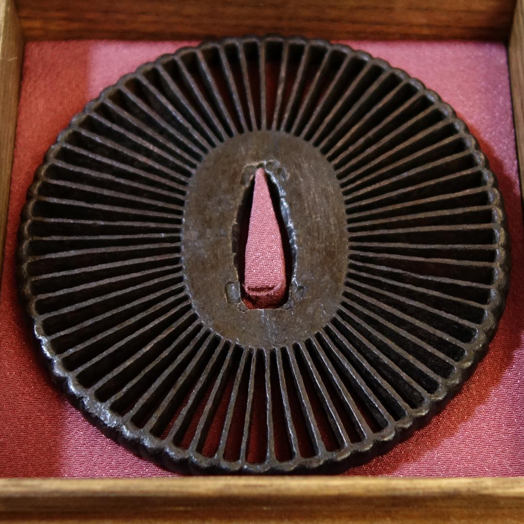 【 菊花透鐔 無銘 早乙女 】(鑑定書有) 鍔 鐔 刀装具 日本刀 武具 骨董