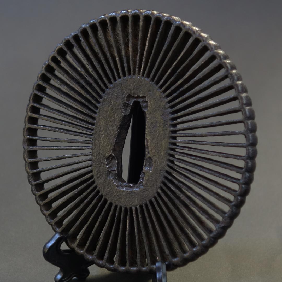 【 菊花透鐔 無銘 早乙女 】(鑑定書有) 鍔 鐔 刀装具 日本刀 武具 骨董