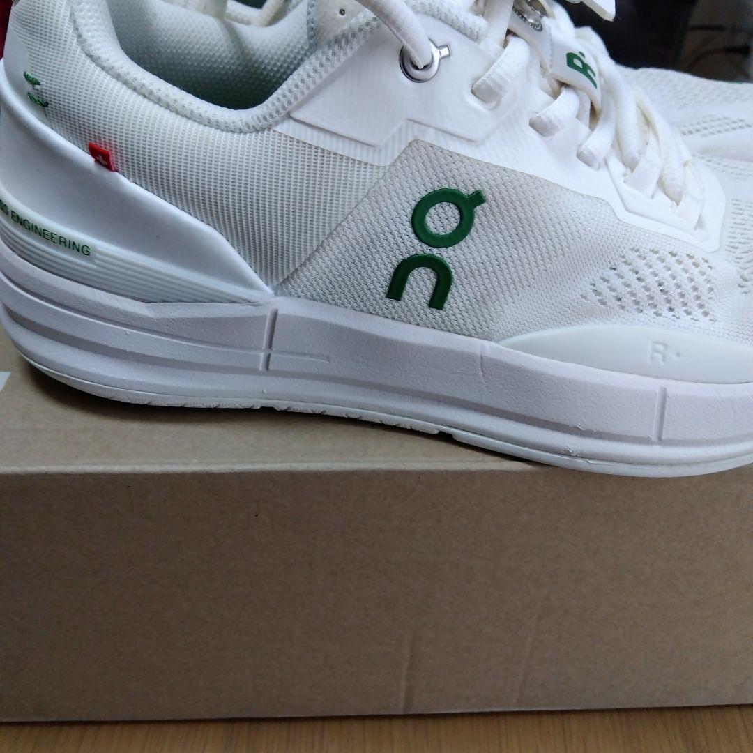 On THE ROGER Pro27センチ ホワイト/グリーン