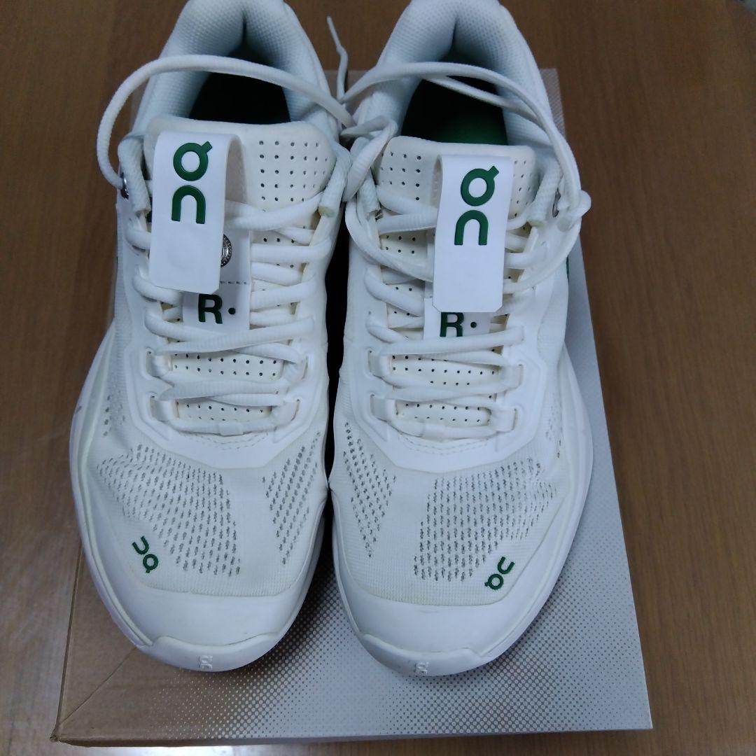 On THE ROGER Pro27センチ ホワイト/グリーン