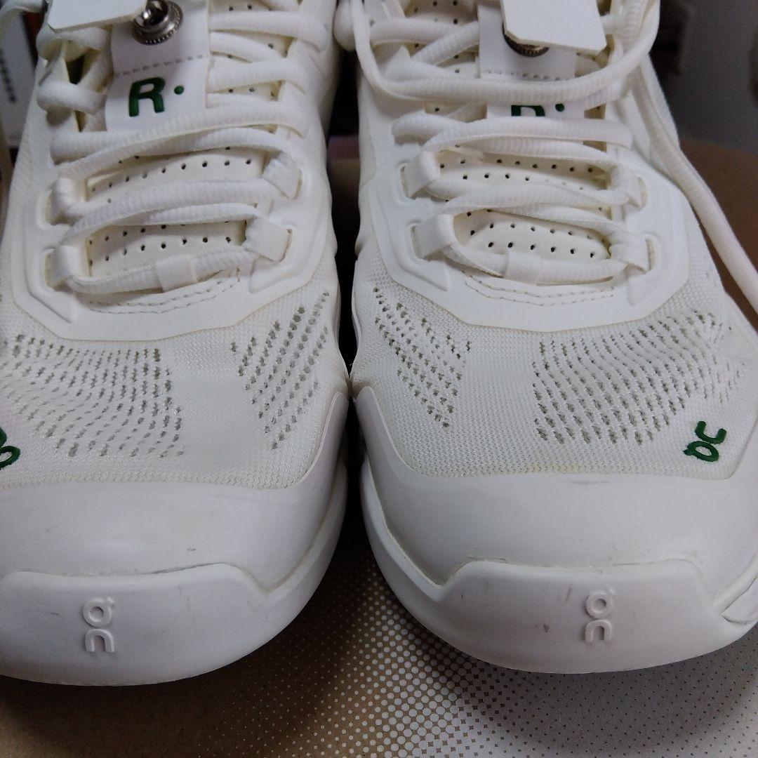 On THE ROGER Pro27センチ ホワイト/グリーン