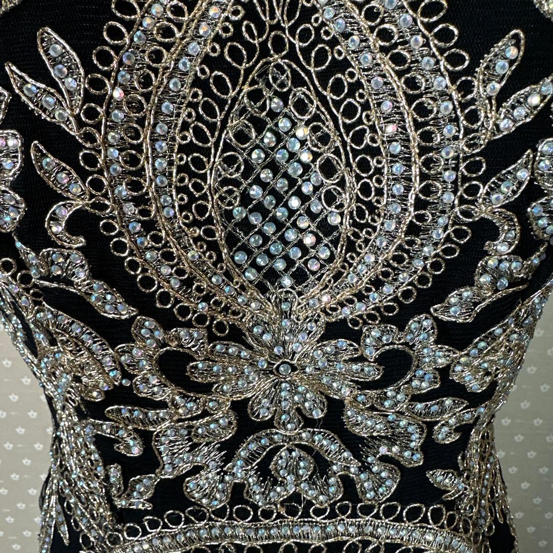 エレガントなブラックハイネックドレス