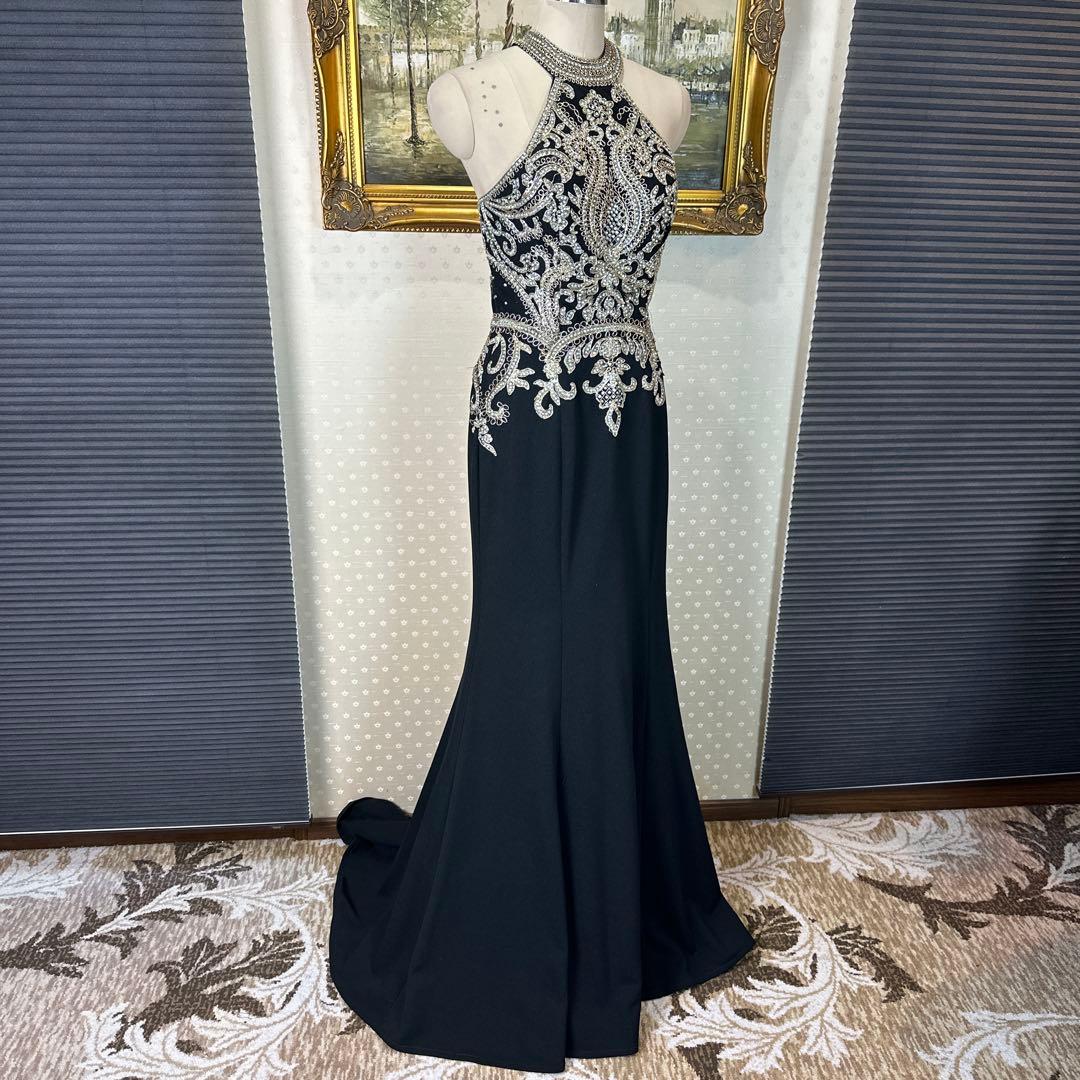 エレガントなブラックハイネックドレス