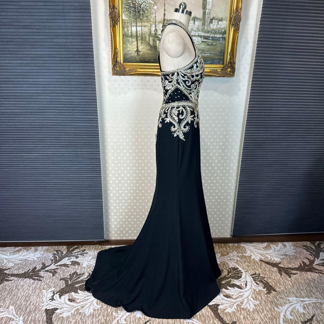 エレガントなブラックハイネックドレス