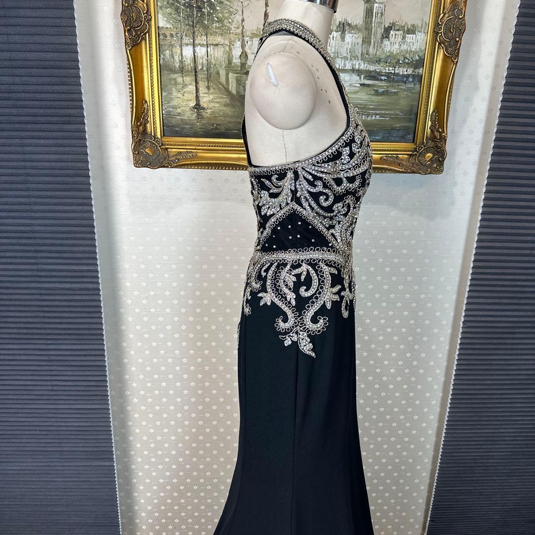 エレガントなブラックハイネックドレス