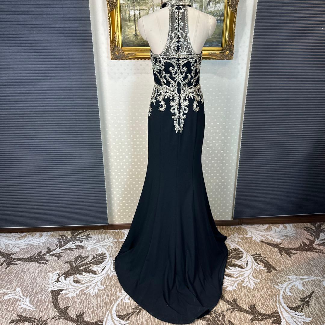 エレガントなブラックハイネックドレス