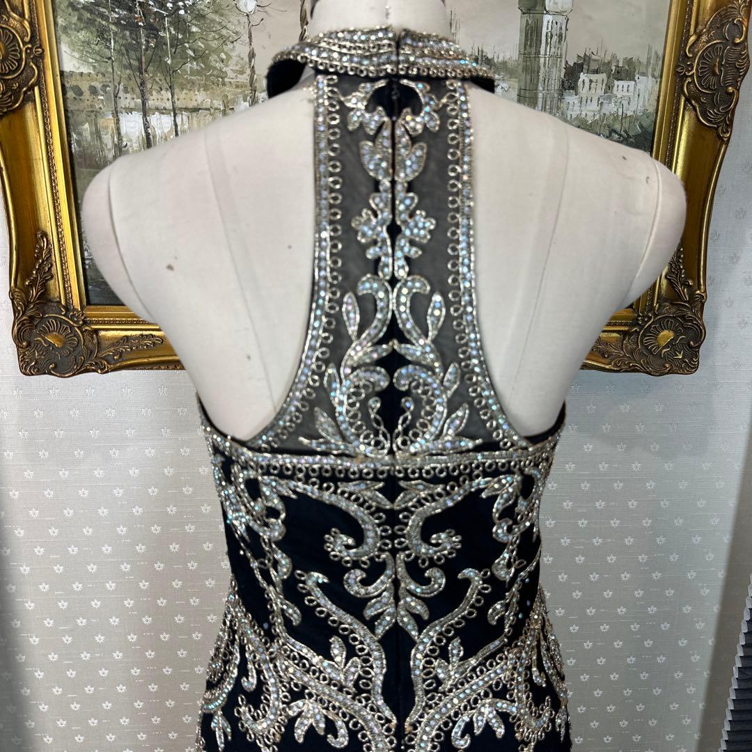 エレガントなブラックハイネックドレス