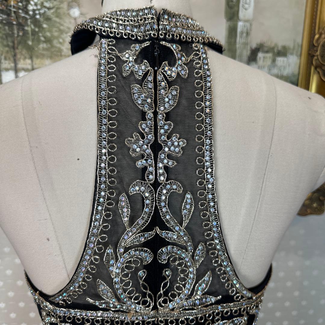 エレガントなブラックハイネックドレス