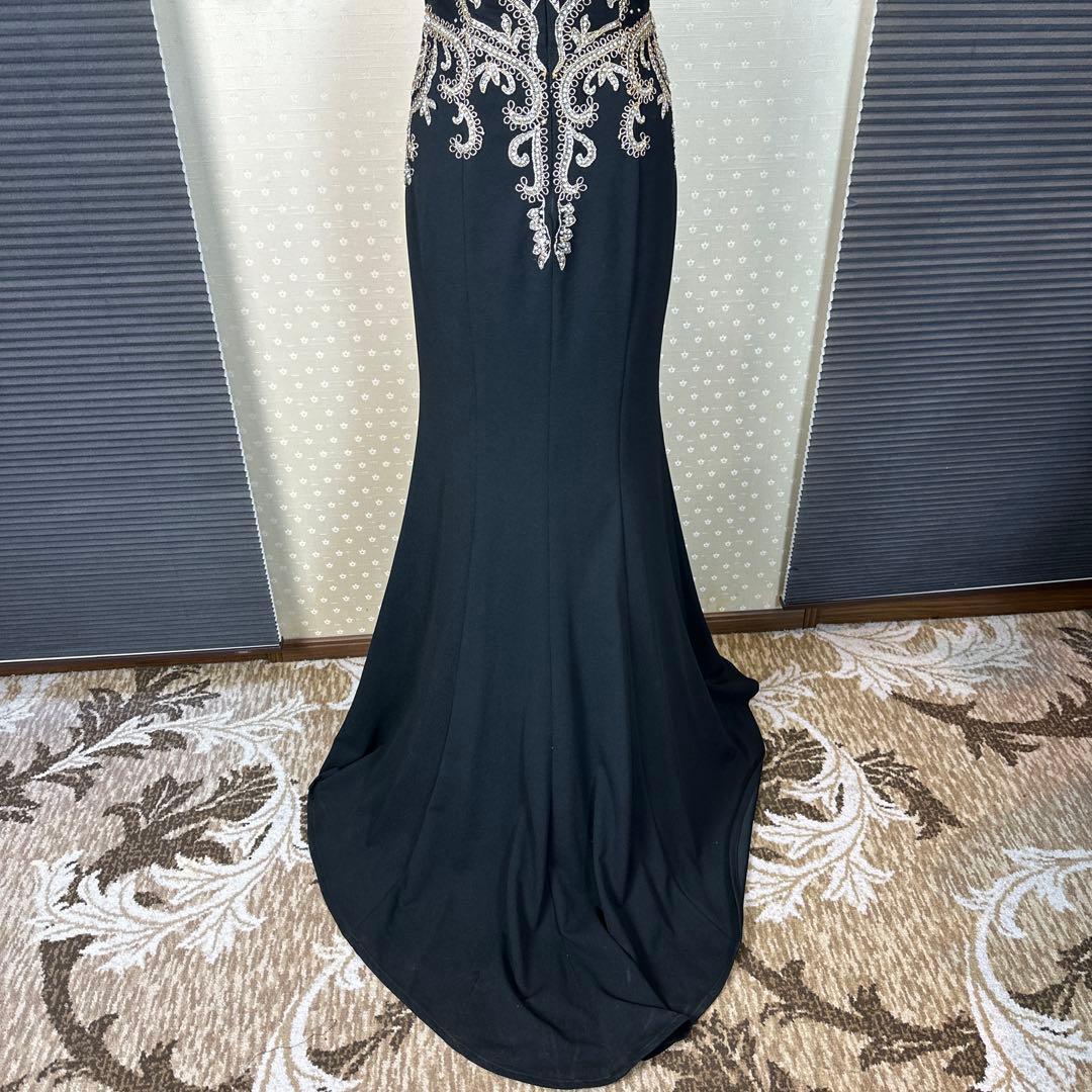 エレガントなブラックハイネックドレス