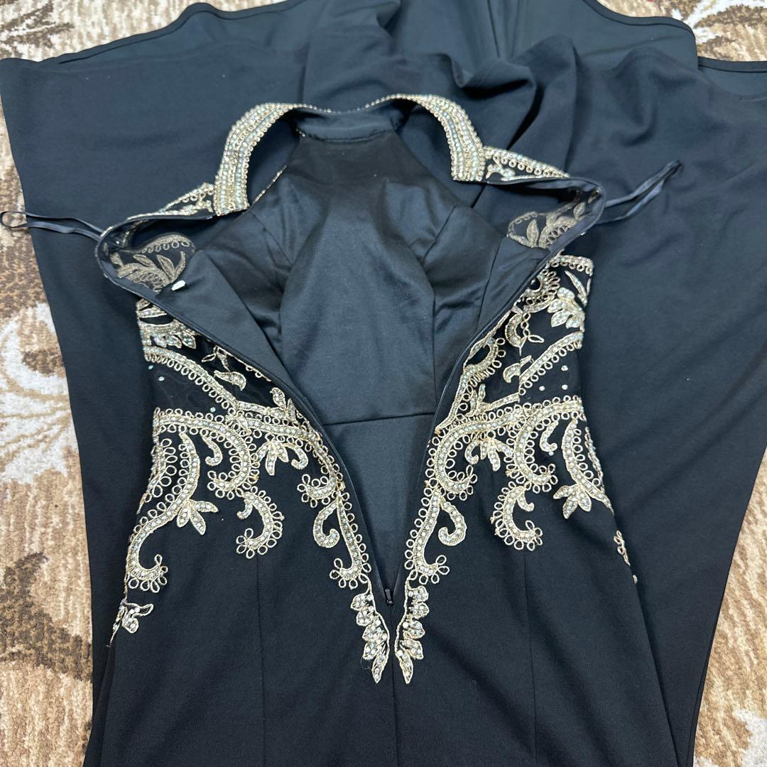 エレガントなブラックハイネックドレス