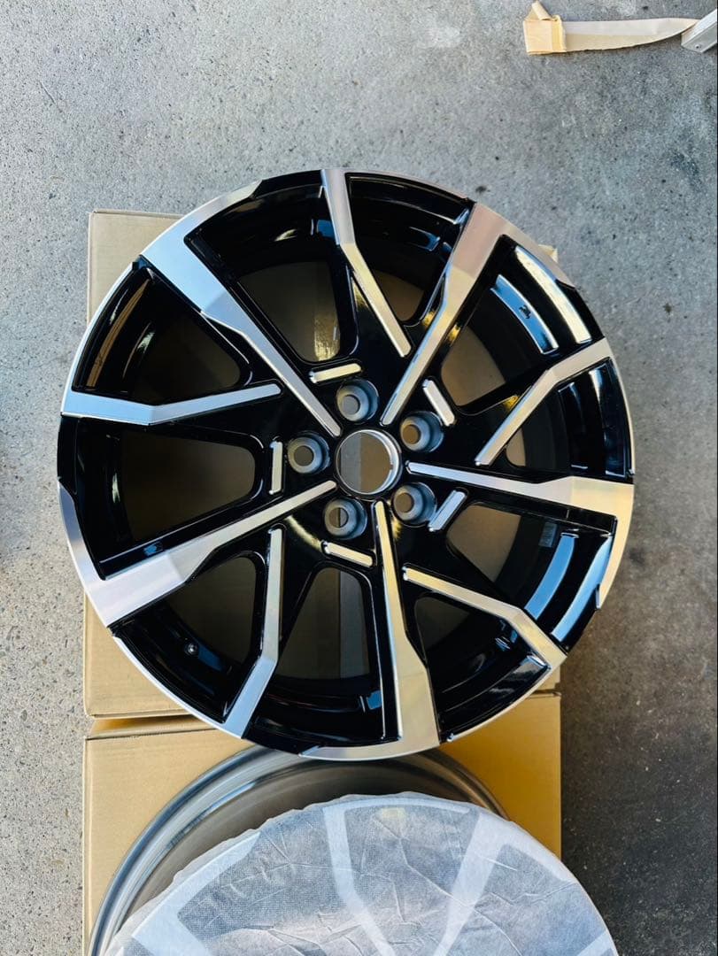 1箇所小傷あり　60 プリウス PHEV 純正ホイール19インチ4本　新車外し