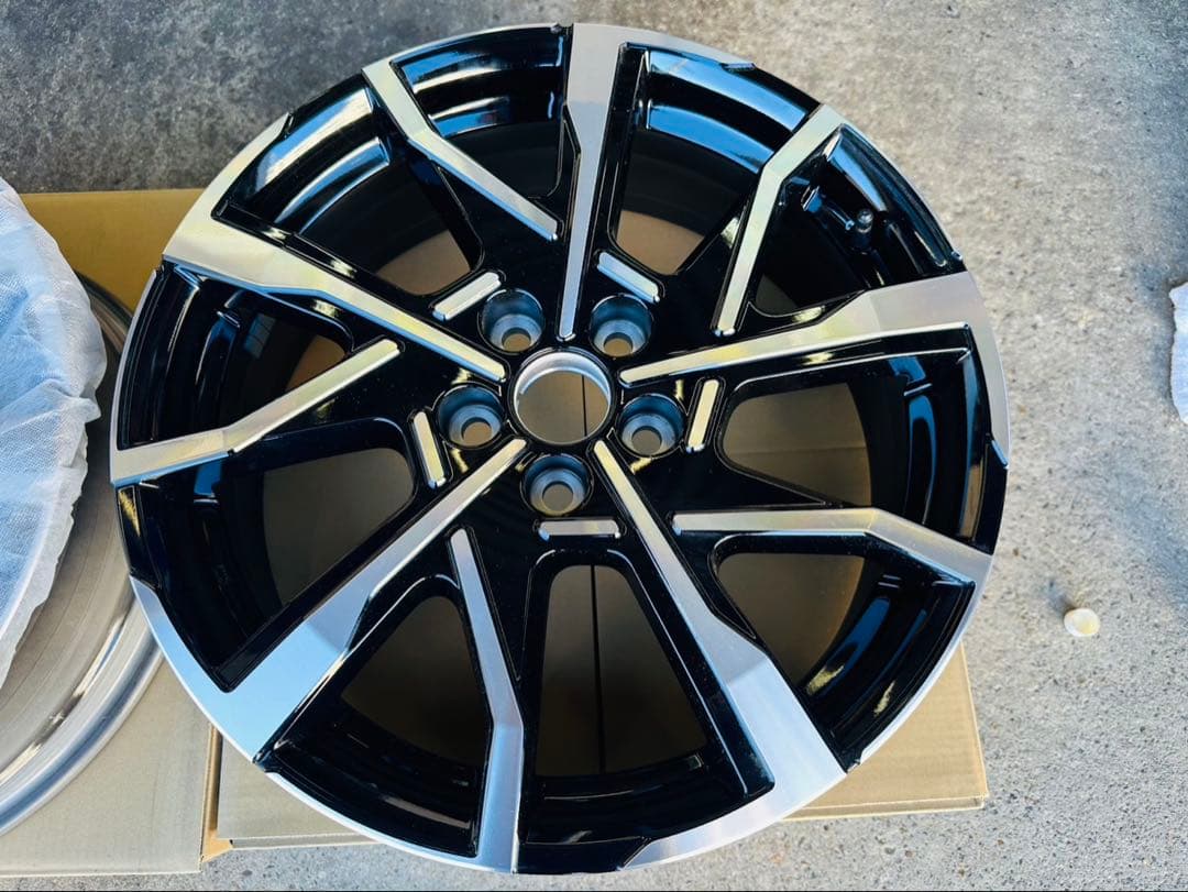 1箇所小傷あり　60 プリウス PHEV 純正ホイール19インチ4本　新車外し