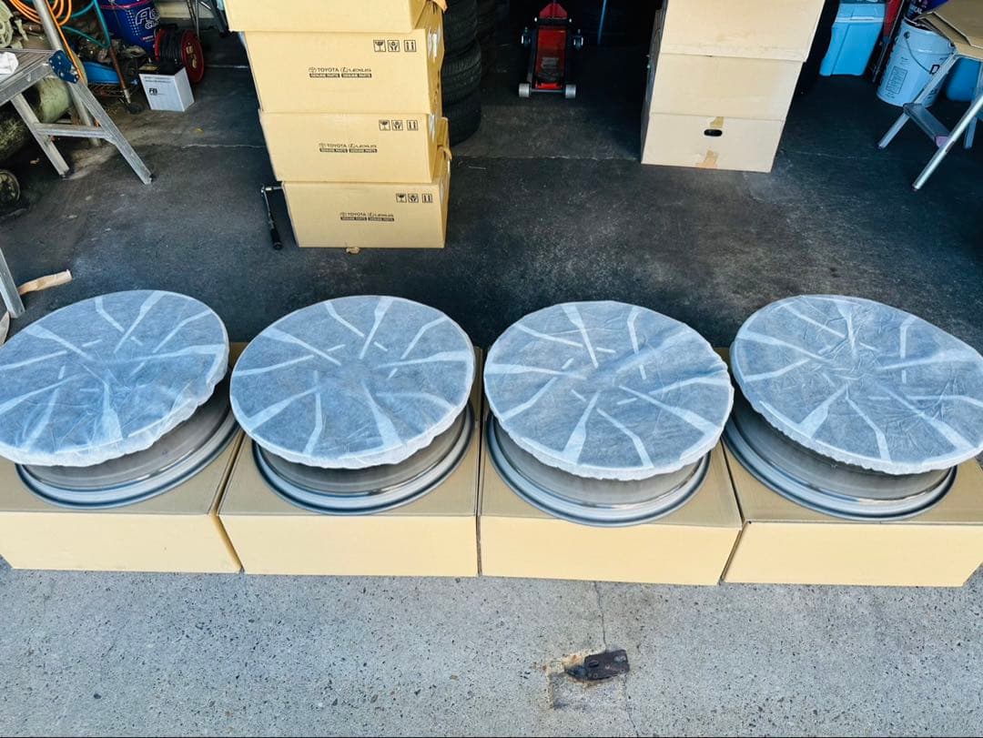 1箇所小傷あり　60 プリウス PHEV 純正ホイール19インチ4本　新車外し