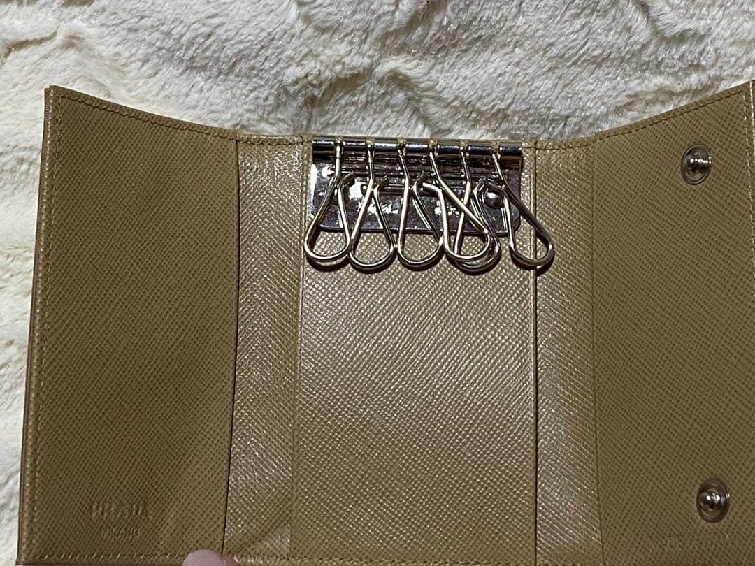 チャンドラー様用新品未使用・PRADA ベージュ キーケース