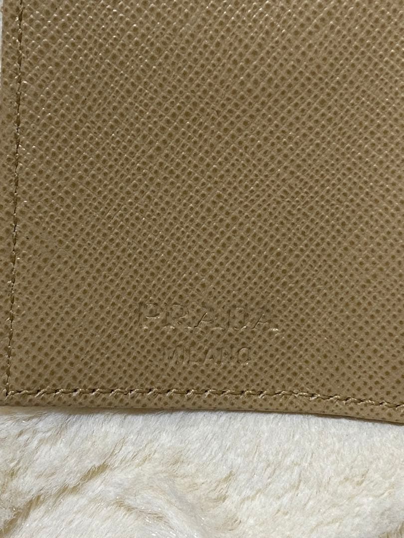 チャンドラー様用新品未使用・PRADA ベージュ キーケース