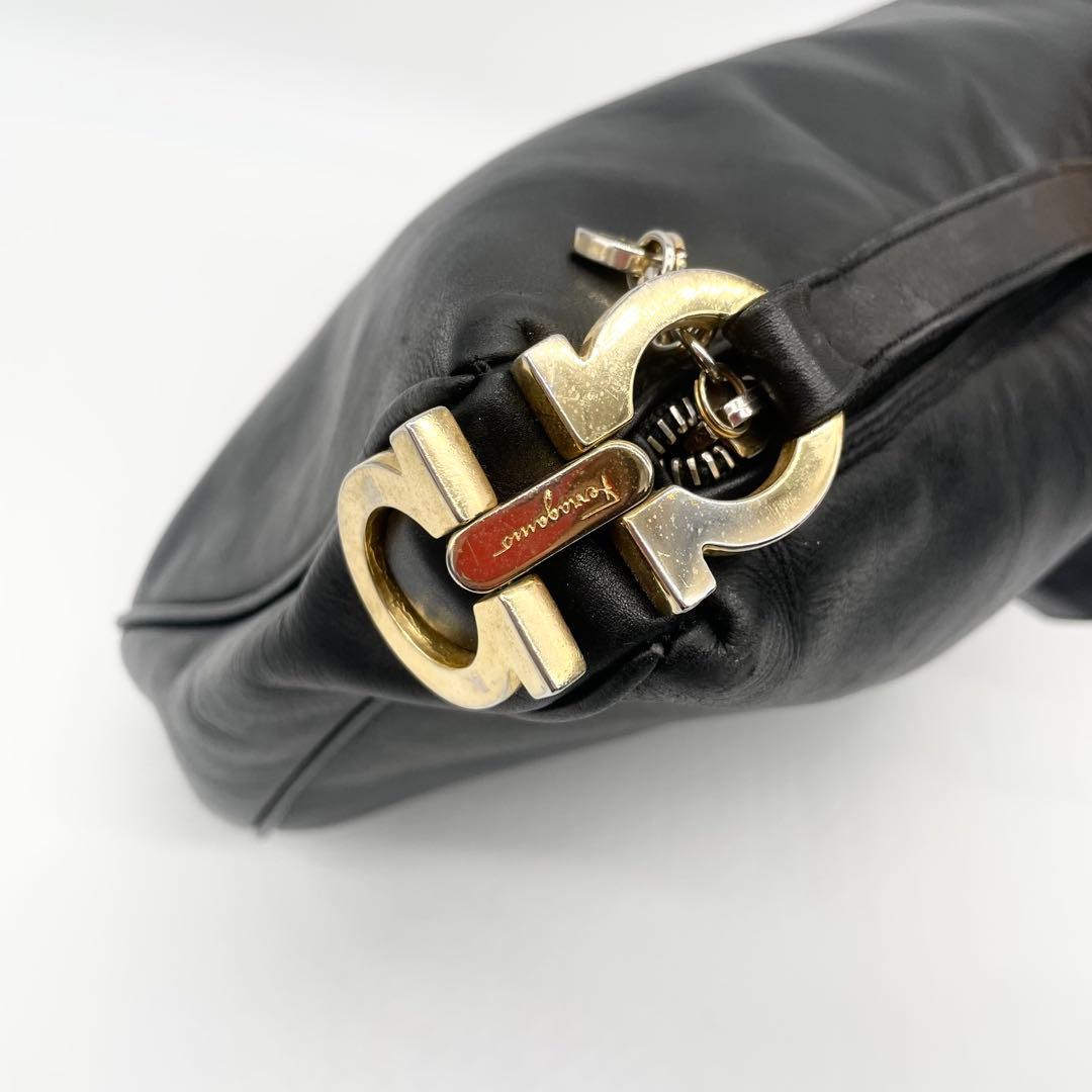 サルヴァトーレフェラガモ　ガンチーニ　ショルダーバッグ　レザー　ハーフムーン　黒