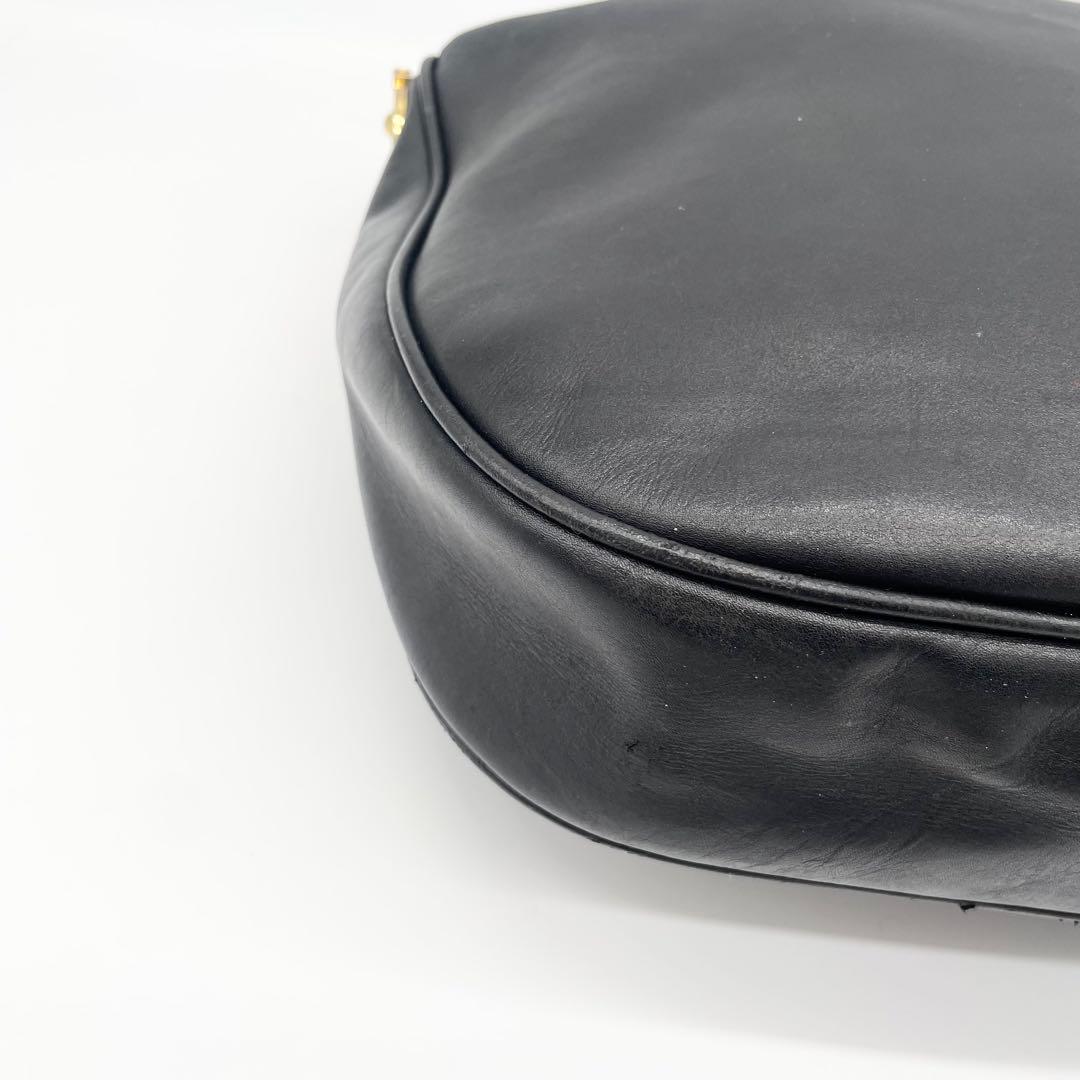 サルヴァトーレフェラガモ　ガンチーニ　ショルダーバッグ　レザー　ハーフムーン　黒