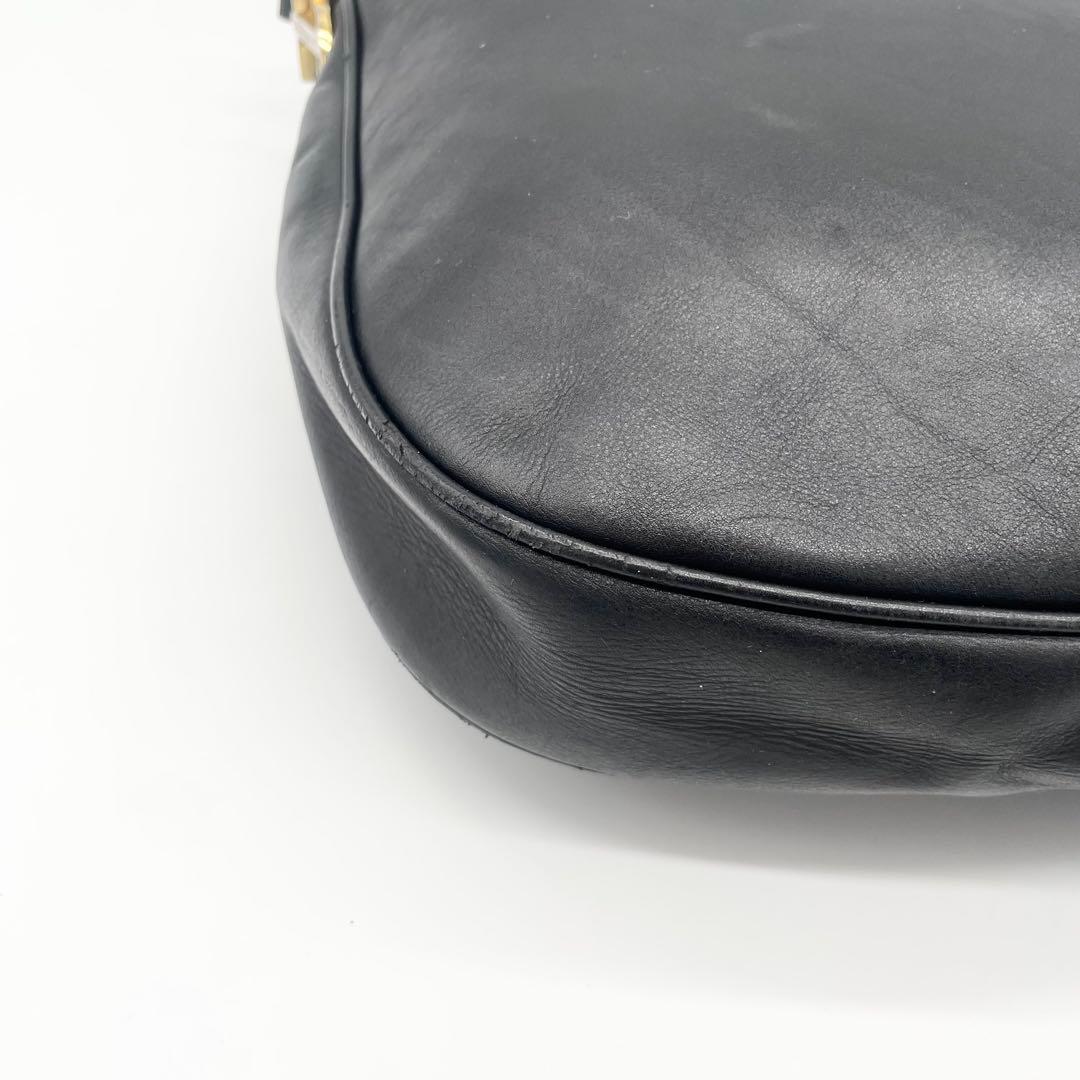 サルヴァトーレフェラガモ　ガンチーニ　ショルダーバッグ　レザー　ハーフムーン　黒