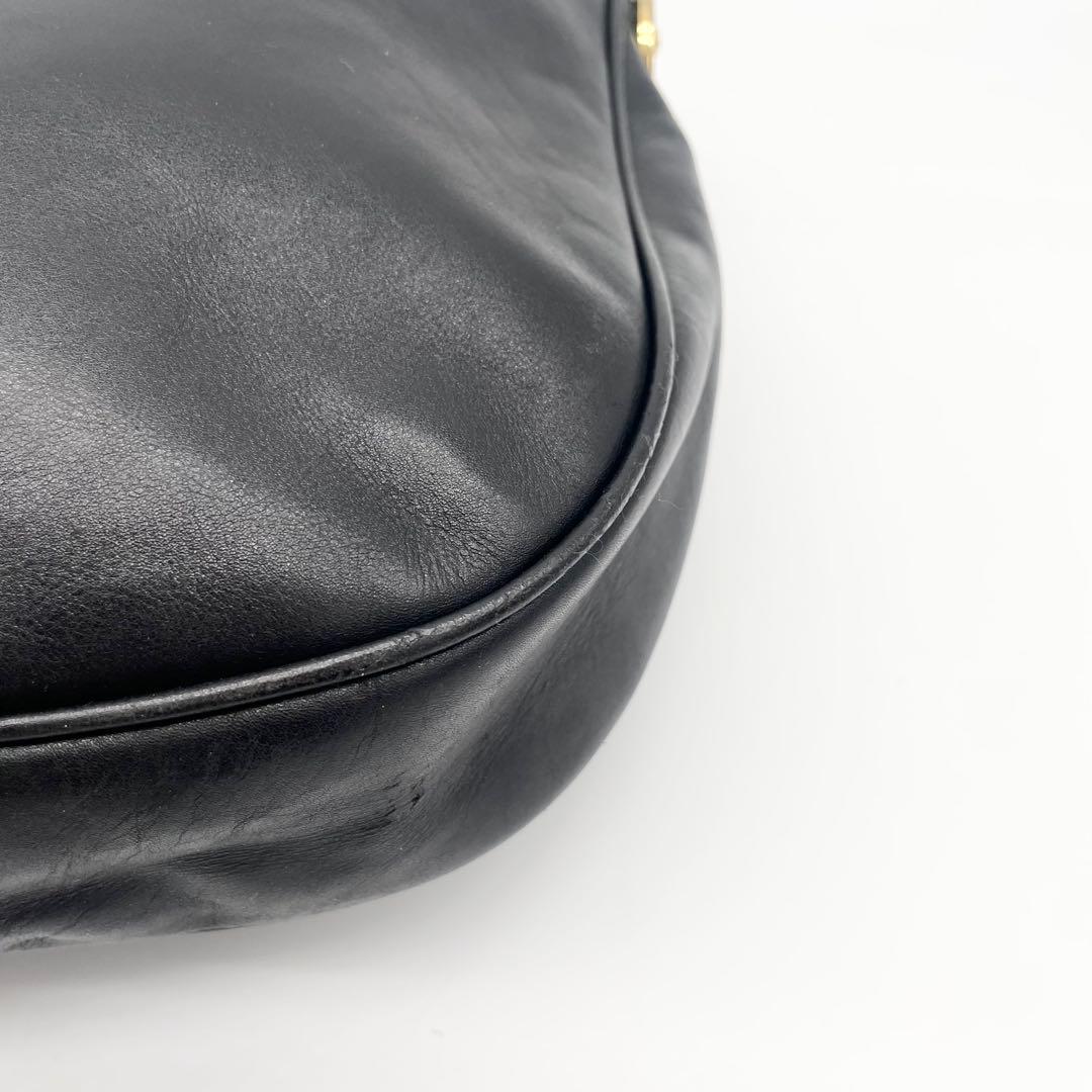 サルヴァトーレフェラガモ　ガンチーニ　ショルダーバッグ　レザー　ハーフムーン　黒