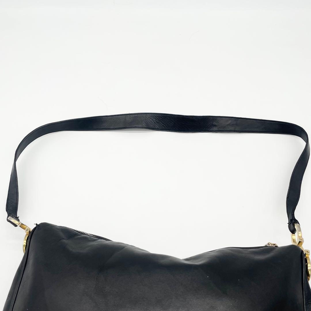 サルヴァトーレフェラガモ　ガンチーニ　ショルダーバッグ　レザー　ハーフムーン　黒