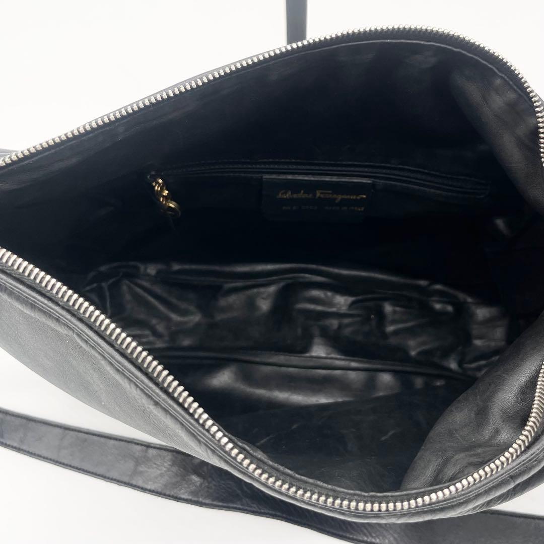 サルヴァトーレフェラガモ　ガンチーニ　ショルダーバッグ　レザー　ハーフムーン　黒