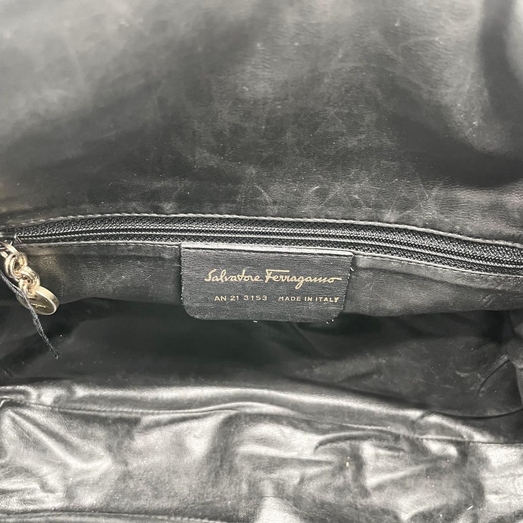 サルヴァトーレフェラガモ　ガンチーニ　ショルダーバッグ　レザー　ハーフムーン　黒