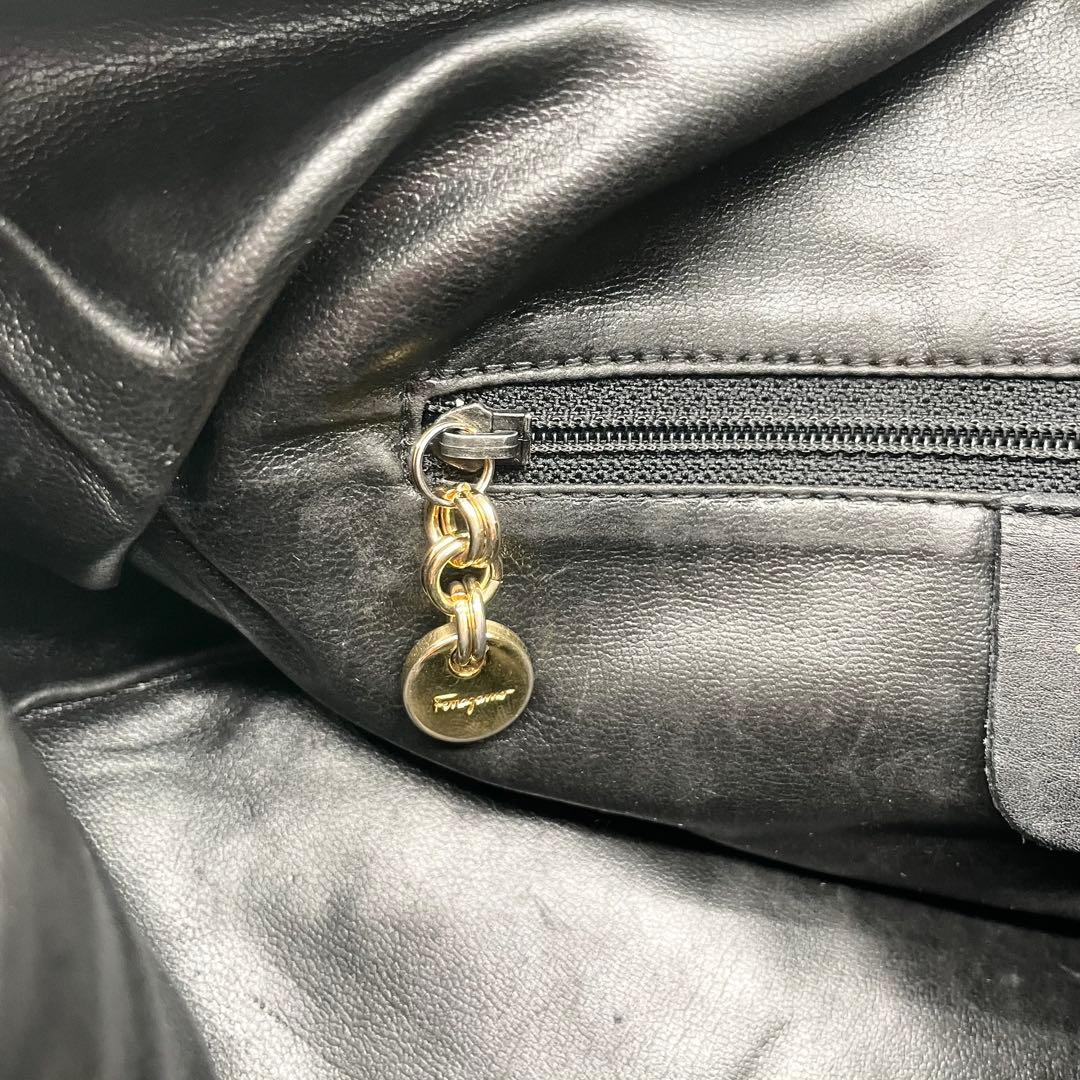 サルヴァトーレフェラガモ　ガンチーニ　ショルダーバッグ　レザー　ハーフムーン　黒
