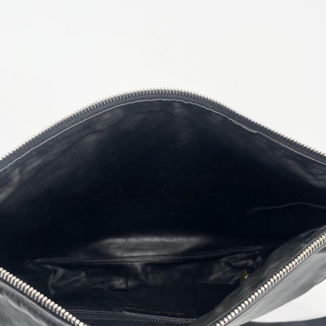 サルヴァトーレフェラガモ　ガンチーニ　ショルダーバッグ　レザー　ハーフムーン　黒