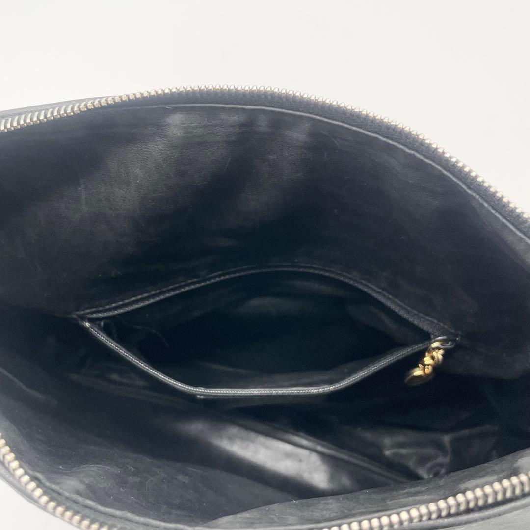 サルヴァトーレフェラガモ　ガンチーニ　ショルダーバッグ　レザー　ハーフムーン　黒