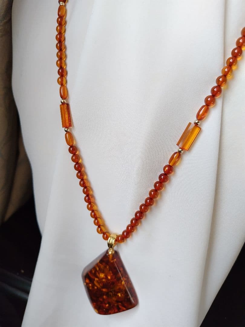 K18 迫力の特大トップ付き、本琥珀のセミロングネックレス