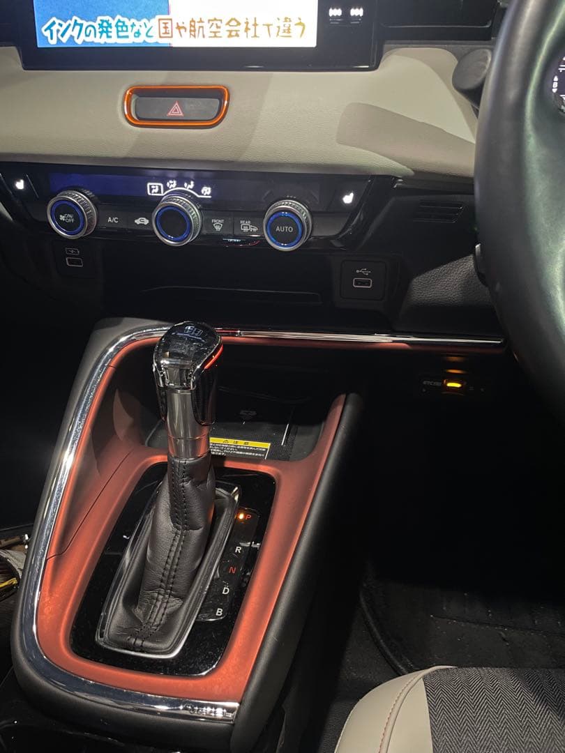 写真追加しました。ヴェゼル 専用 シフトノブ クリスタルデザイン