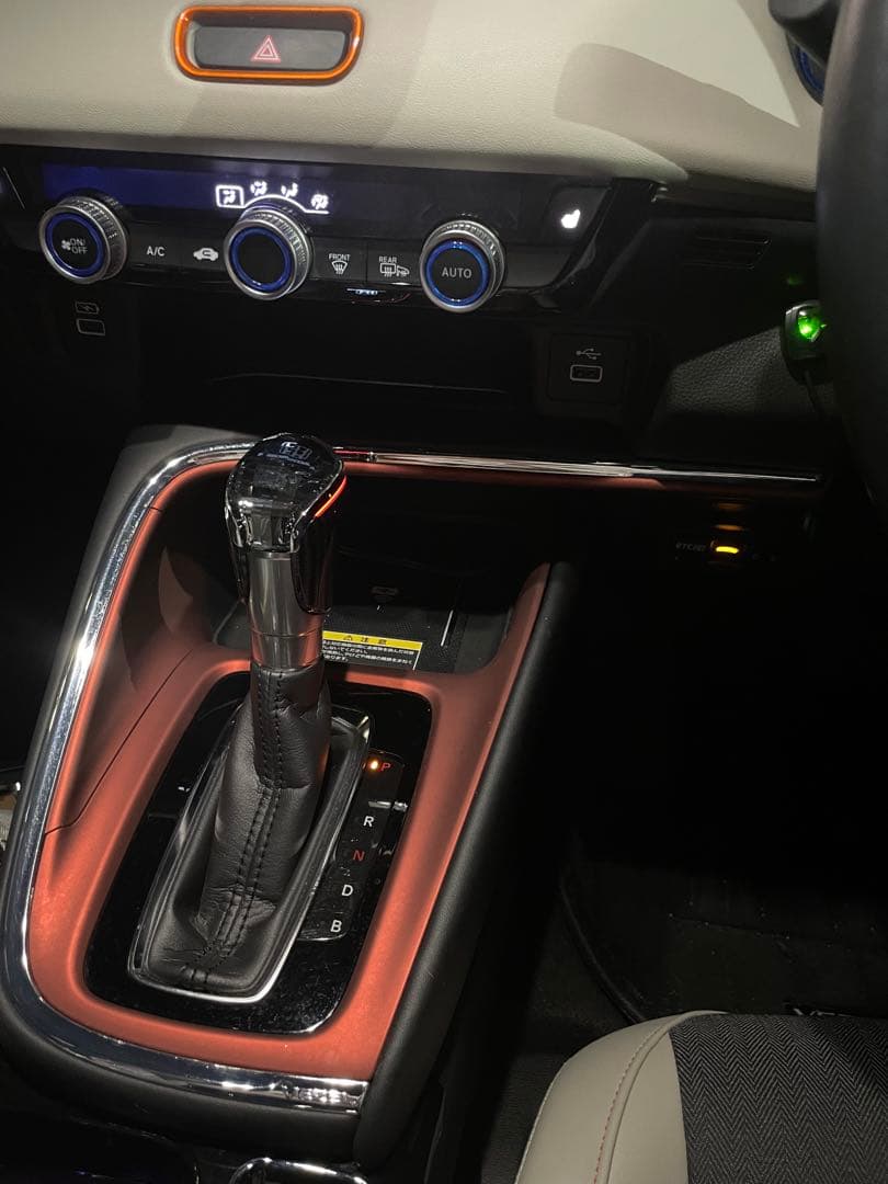 写真追加しました。ヴェゼル 専用 シフトノブ クリスタルデザイン