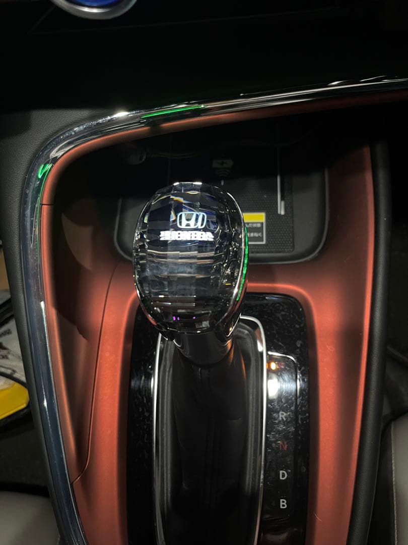 写真追加しました。ヴェゼル 専用 シフトノブ クリスタルデザイン