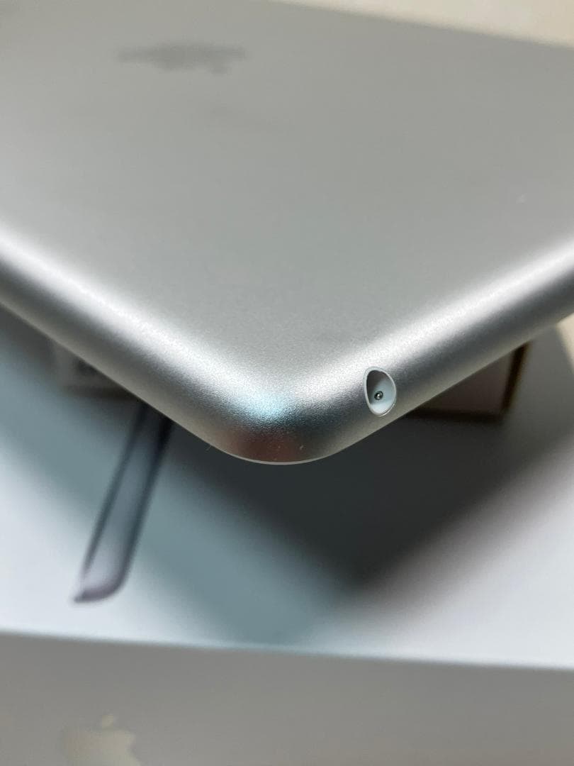 iPad 第9世代　64GB シルバー　Wi-Fiモデル　4点付属品付