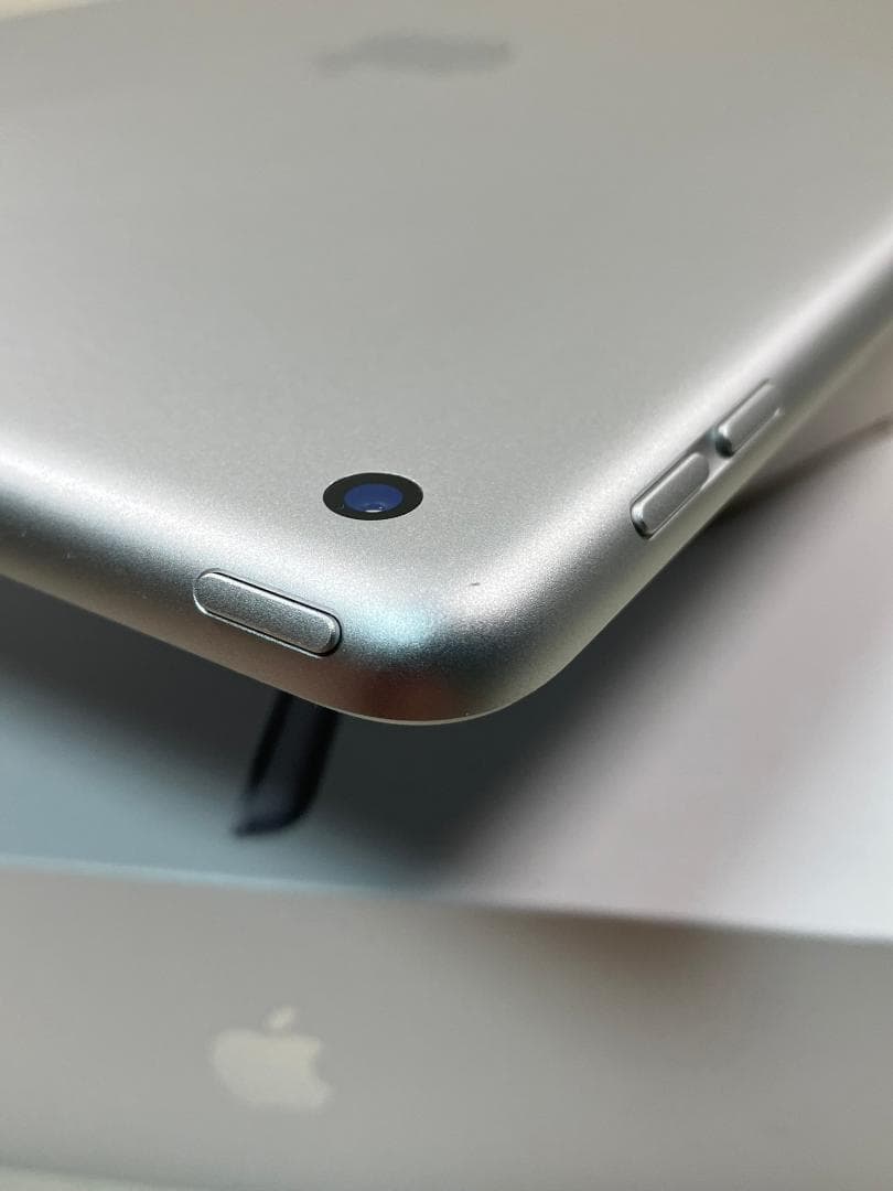 iPad 第9世代　64GB シルバー　Wi-Fiモデル　4点付属品付