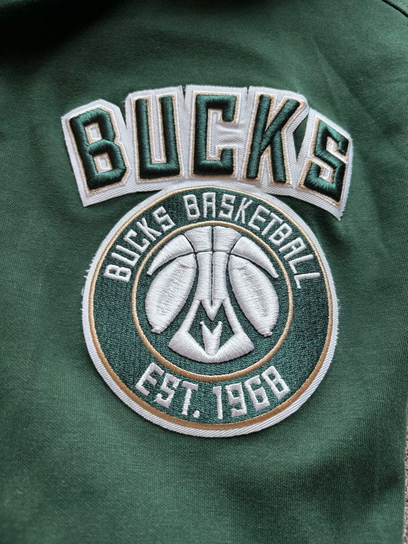 現地オフィシャルショップ　NBA ミルウォーキー　バックス ワッペン付きパーカー