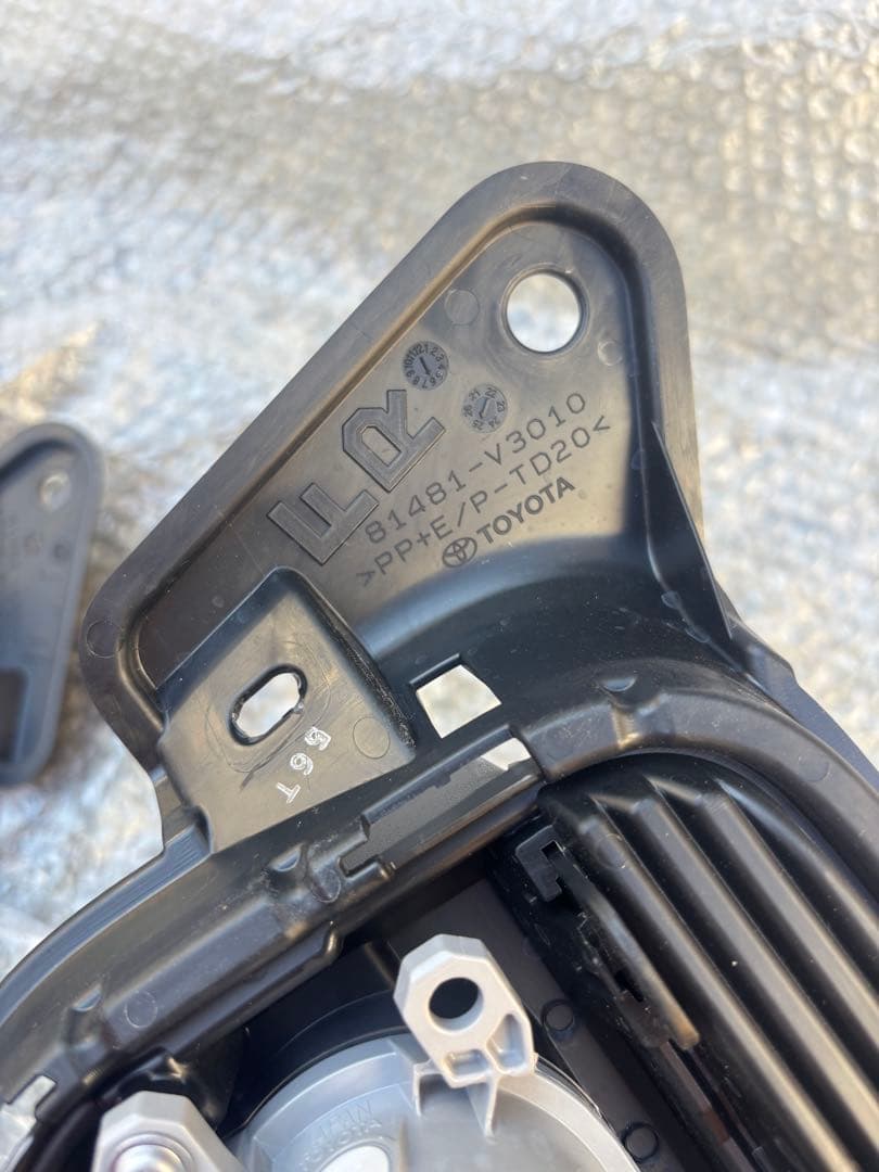 ハイエース　フォグランプ　純正　新車取外し