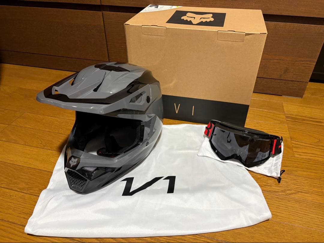 FOX V1 ニトロ　バイクヘルメット（Mサイズ）/ゴーグル　美品