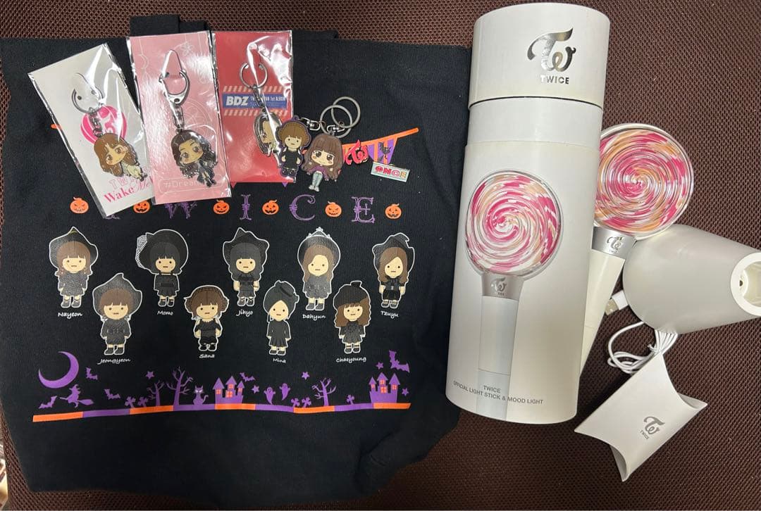 TWICEグッズまとめ売り　CD うちわ　キーホルダー　トレカ　ペンライト